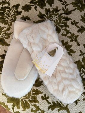 NEW WITH TAGS 2 Chic Cream Faux Fur Plush Mittens